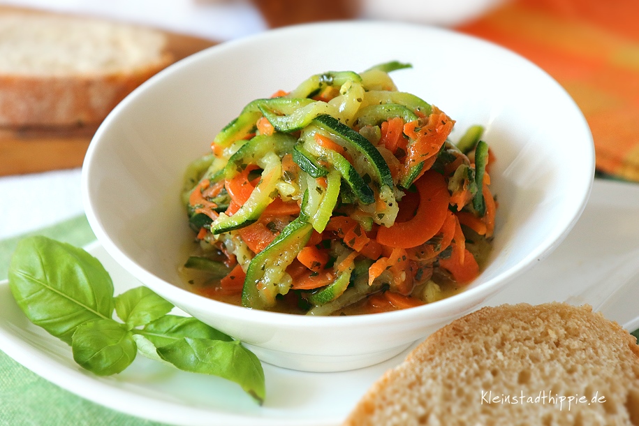 Zucchini-Karotten-Salat - Vegane Rezepte - Zucchinikarottensalat