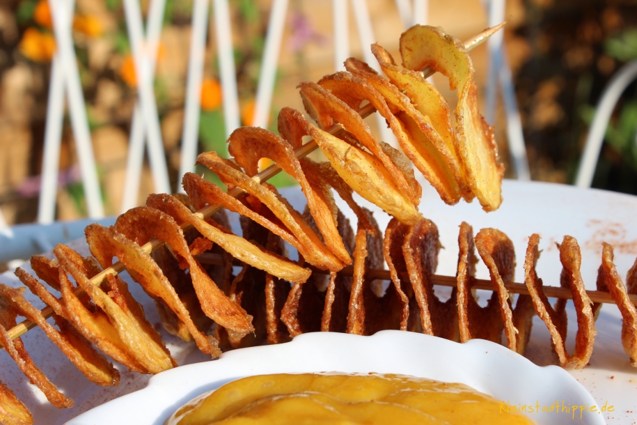 Kartoffelspiralen oder „drahde Kartoffel“ mit Mango-Chutney