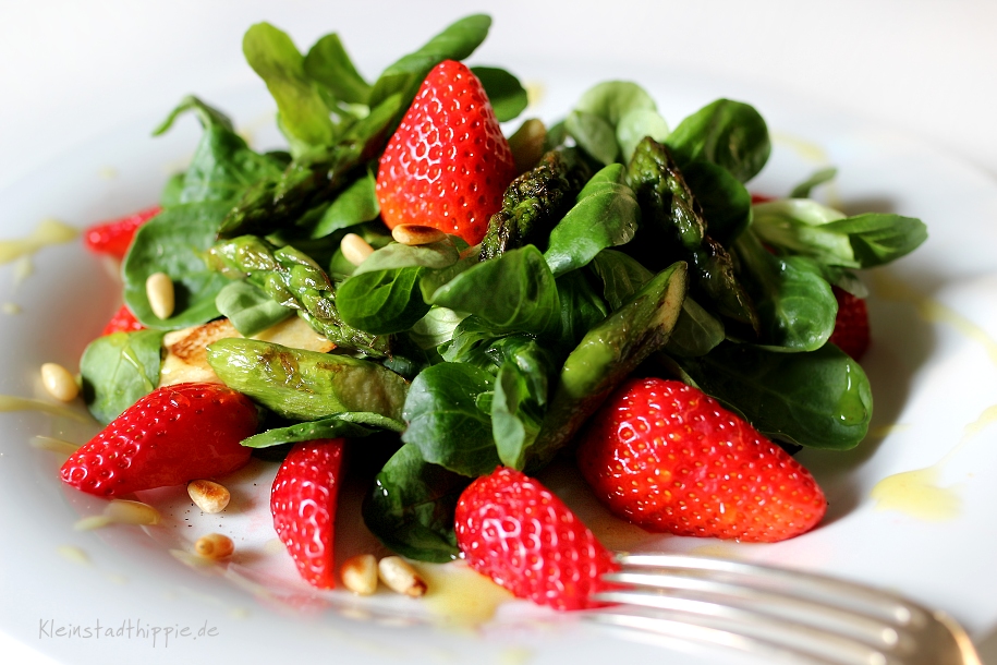 Feldsalat mit grünem Spargel und Erdbeeren
