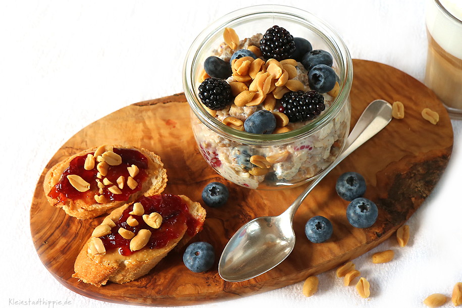 Erdnussbutter und Marmelade aufs Brot - vegan frühstücken - veganes Frühstück