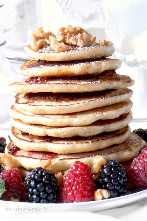 Pancakes mit Beeren und Nüssen - ein Rezept vegan von Kleinstadthippie