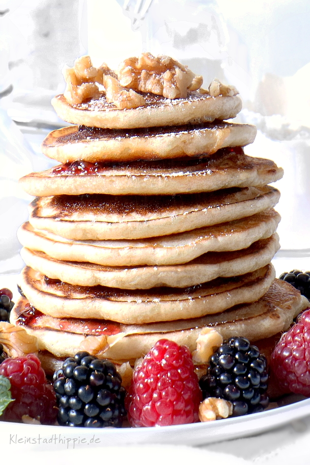 Pancakes mit Beeren und Nüssen