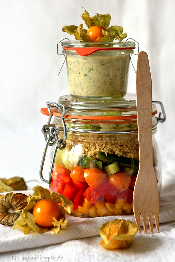 Salat zum Mitnehmen mit Kräuter-Joghurt-Dressing