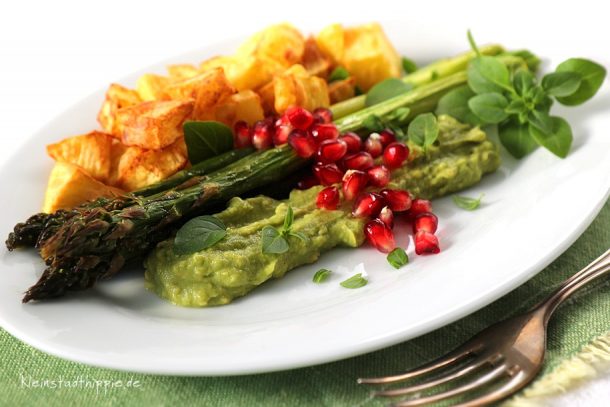 Grüner Spargel mit Kartoffelwürfelchen und Guacamole Airfryer -Rezept Grüner Spargel mit Kartoffelwürfelchen und Guacamole Airfryer -Rezept