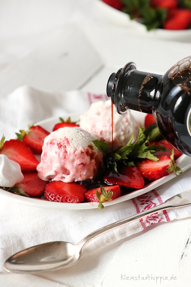 Erdbeereis mit veganen Baiserflöckchen und Balsamico-Erdbeeren mit Mazzetti Aceto Balsamico