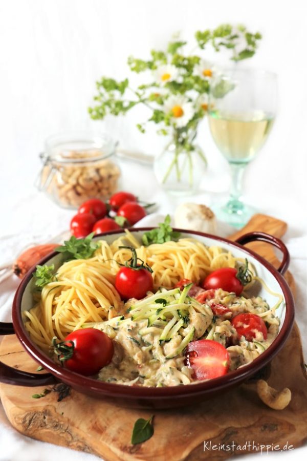 Spaghetti mit Zucchinisahnesoße - veganes Nudelrezept mit Cashewsahne Spaghetti mit Zucchinisahnesoße - veganes Nudelrezept mit Cashewsahne