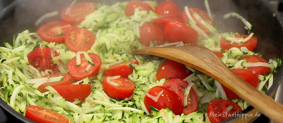 leckere Zucchini mit Risptomaten - Vegane Nudelsoße - Rezept von Kleinstadthippie