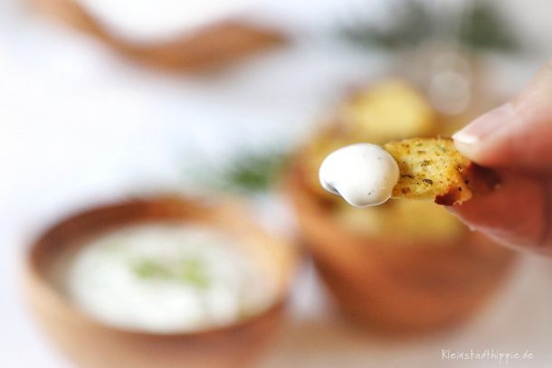 Brezenchips mit Limettendip in Olivenholzschälchen - vegan Knabbern