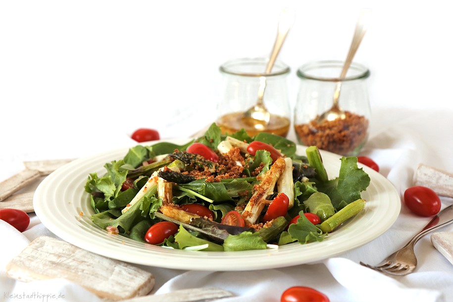 Spargel weiß und grün auf Salat mit Semmelbrösel