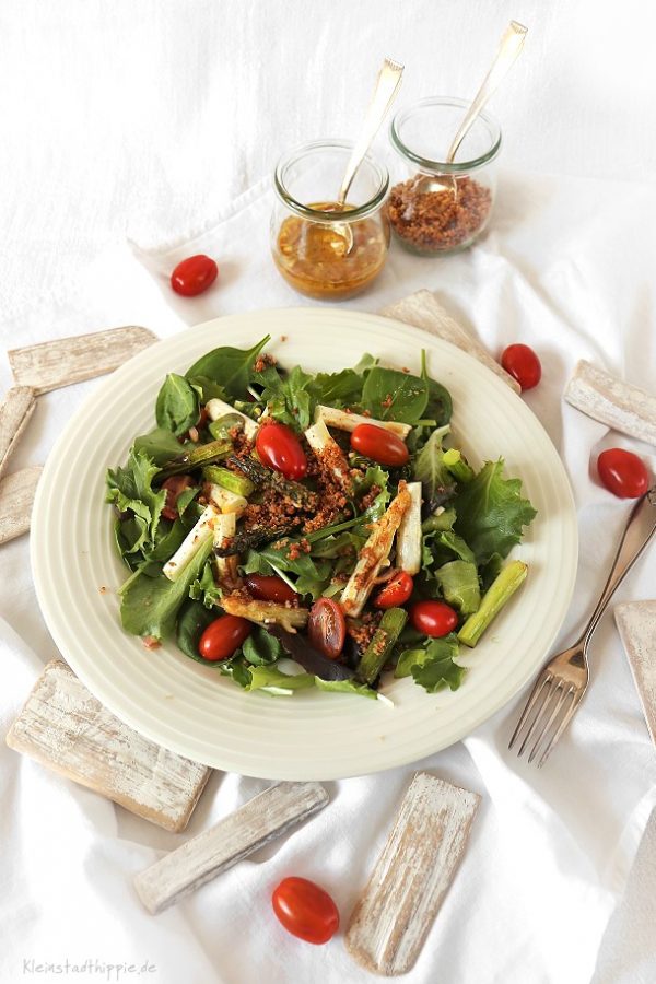 Pflücksalat mit Spargel und knusprigen Bröseln - Spargelrezepte vegan