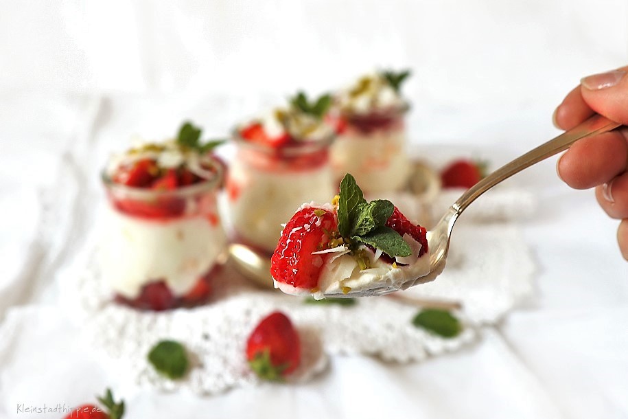 Veganes Dessert mit Erdbeeren und Vanillecreme