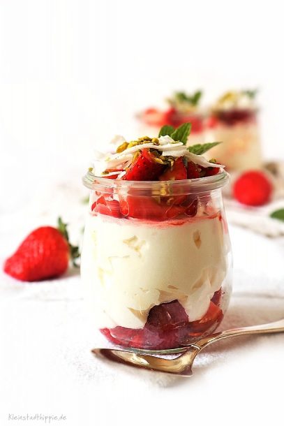 Veganes Dessert mit Erdbeeren und Vanillecreme