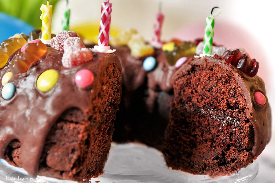 Schokoladenkuchen für den Kindergeburtstag mit veganen Süßigkeiten