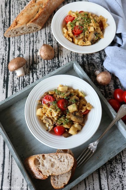 Veganer Nudelsalat mit Birnen, Champignons, Minirisptomaten und Cashewkernen