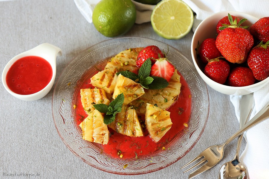 Gegrillte Ananas auf Erdbeerspiegel - Vegane Desserts - Vegan grillen