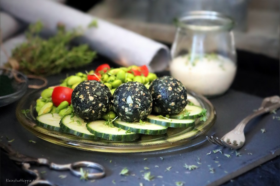 Spirulina-Proteinbällchen und Sojabohnensalat