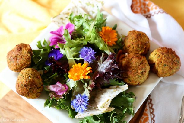 Veganes Picknick mit Blütensalat, Grillpaprika, Falafeln, Grill und Fondue Senf und Knusperecken Reis-Erbse von byodo