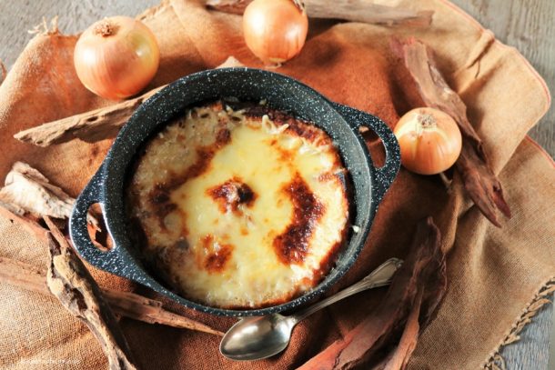 Französische Zwiebelsuppe vegan mit knusprigem Brot und überbacken