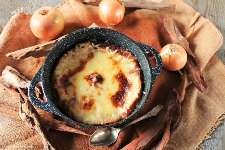  Französische Zwiebelsuppe vegan mit knusprigem Brot und überbacken