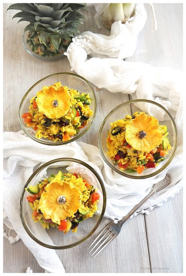 Bunter Reissalat mit Ananasblüten - veganer Salat zum Grillen oder to go