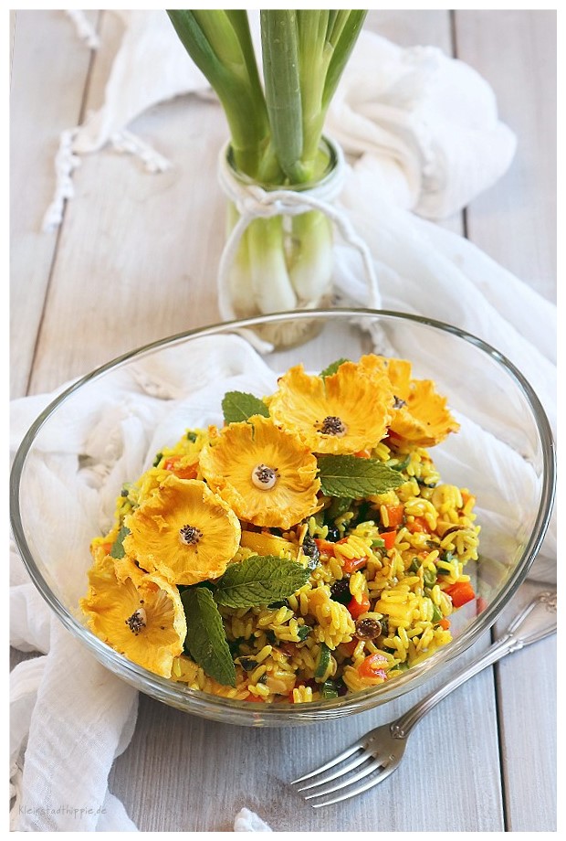 Bunter Reissalat mit Ananasblüten - veganer Salat zum Grillen oder to go