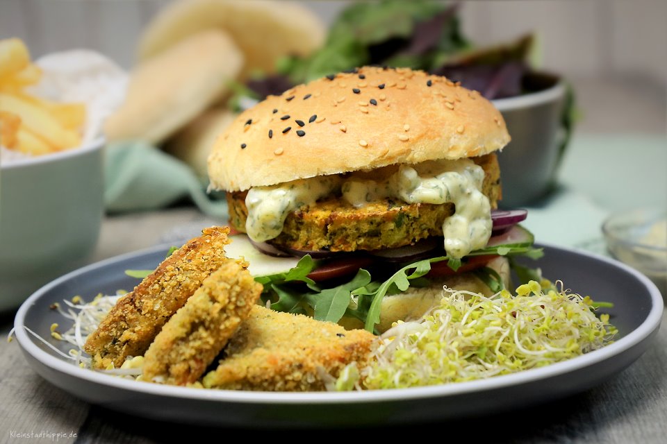 GreenDate vegane Burger Buns mit Curry Kiss Burger und Pitabrot mit Mini Cakes coated und naked