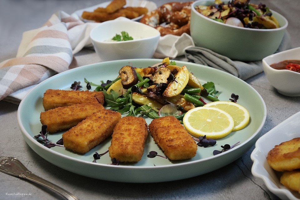 Herbstlicher Ofenkartoffelsalat mit veganen „Fisch“stäbchen
