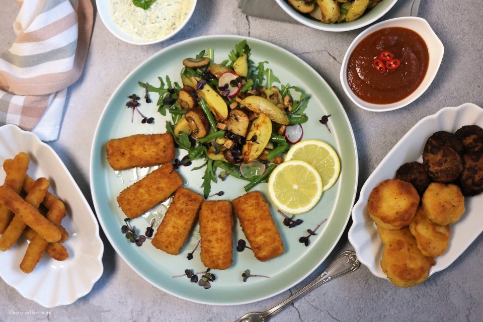 Herbstlicher Ofenkartoffelsalat mit veganen „Fisch“stäbchen von Green Legend