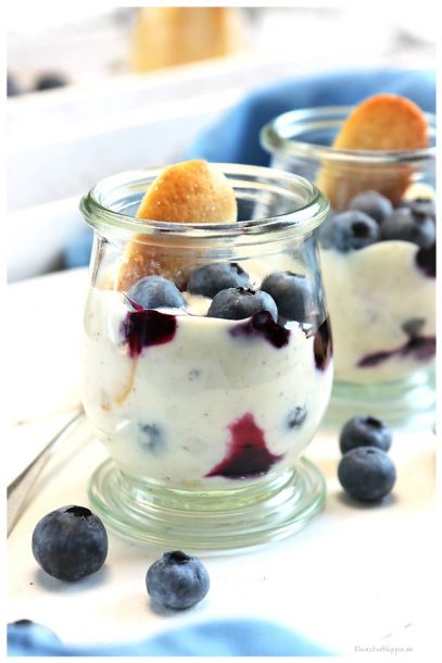 Blaubeer-Joghurt-Dessert mit veganen Löffelbiskuits