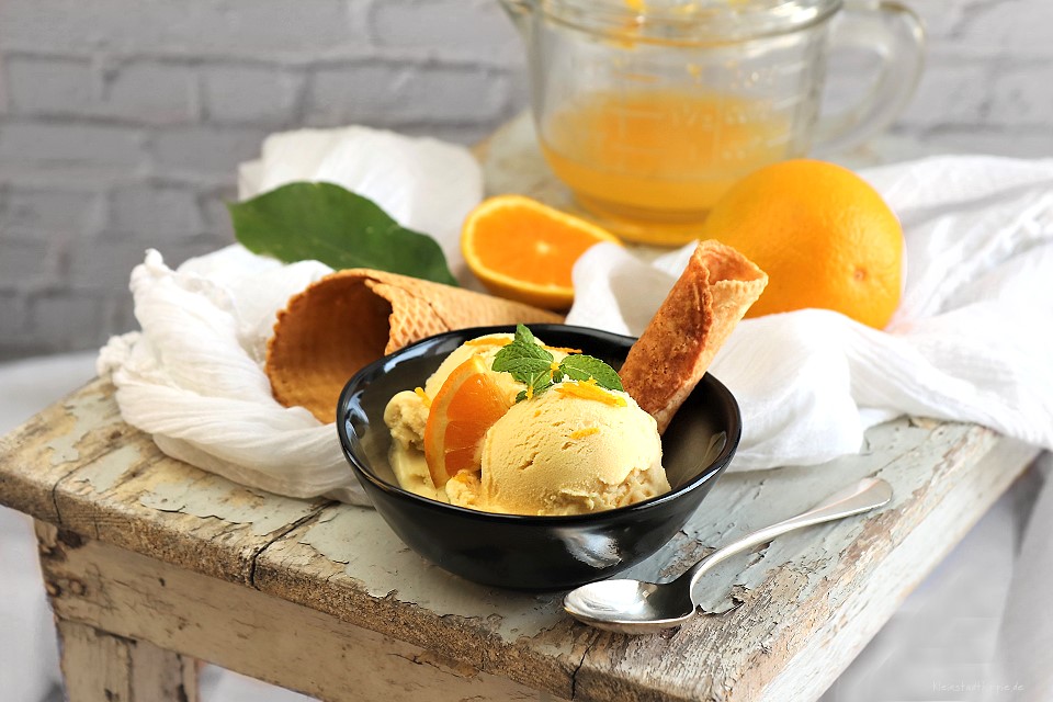 Rezept für herrlich, cremiges veganes Orangen-Karamell-Eis mit Bräzeli (Brezeli / Bricelet)