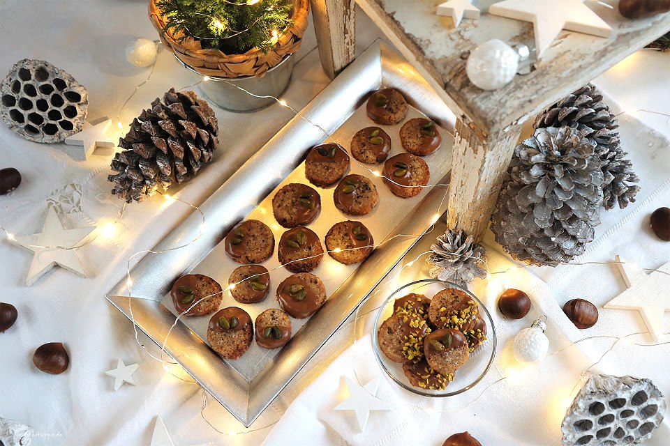 Maronenplätzchen / Maronikekse sind feine vegane Weihnachtsplätzchen mit Nougat und harmonischen Gewürzen wie Ingwer, Kardamom und Zimt. 