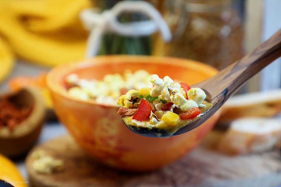 Suppe mit Popcorn / vegane Maissuppe mit schön kross gebratenem, veganem Speck, roter Paprika und Lauchzwiebeln.