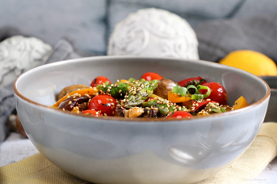 Polentabowl mit Gemüse und geröstetem Sesam - einfach, vegan & lecker