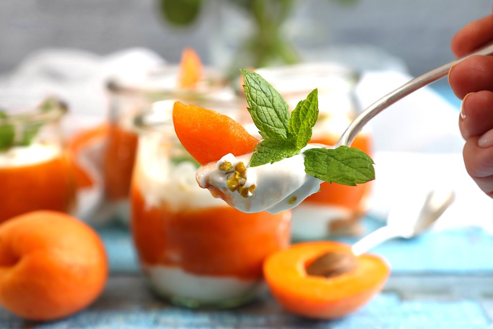 Veganes Aprikosen-Dessert mit veganer Quarkcreme