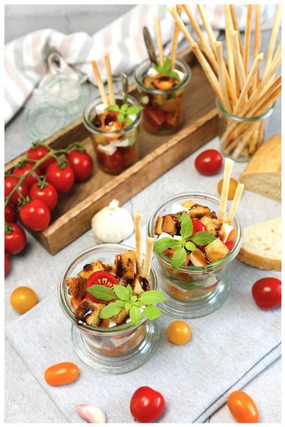Party-Snack , Salat im Glas, Tomatensalat im Glas für Grazing Table