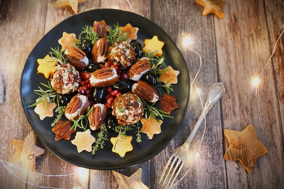 Vorspeisenteller für dein veganes Weihnachtsmenü - Gefüllte Datteln und Käsebällchen