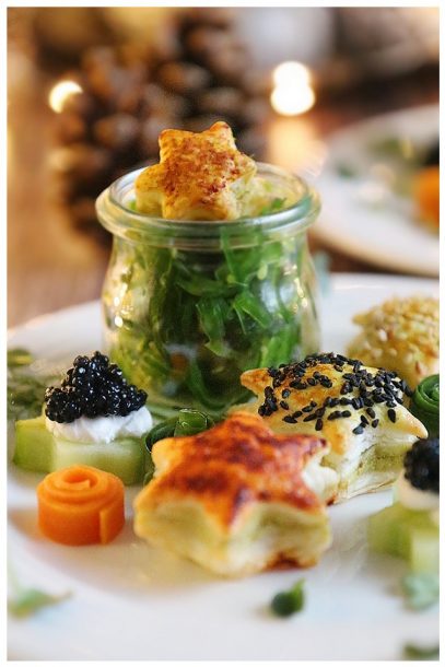 Vorspeisenteller mit Pesto-Blätterteigsternen, veganem Kaviar, veganem Lachs