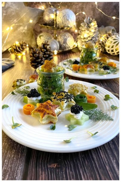 Vorspeisenteller mit Pesto-Blätterteigsternen, veganem Kaviar, veganem Lachs