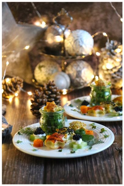 weihnachtliche Vorspeisenteller mit Pesto-Blätterteigsternen, veganem Kaviar, veganem Lachs