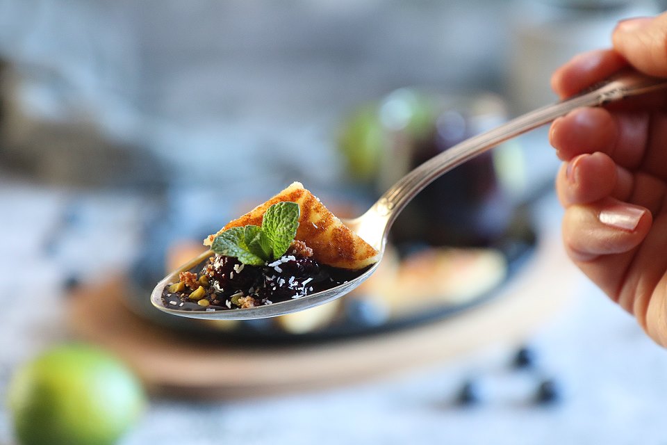 Schnitten aus Grießbrei - veganes Dessert - vegane Süßspeise mit Blaubeeren