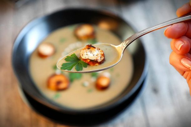 Steinpilzsuppe mit Brezenchips - Rezept vegane Pilzcremesuppe
