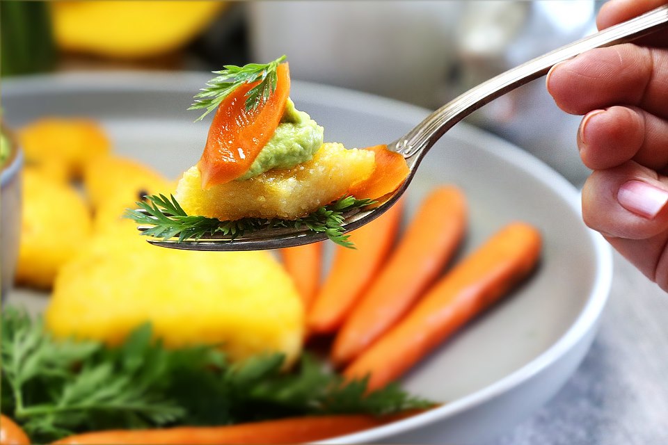 Polenta-Osterhasen mit glasierte Karotten / Möhren und Avocadocreme