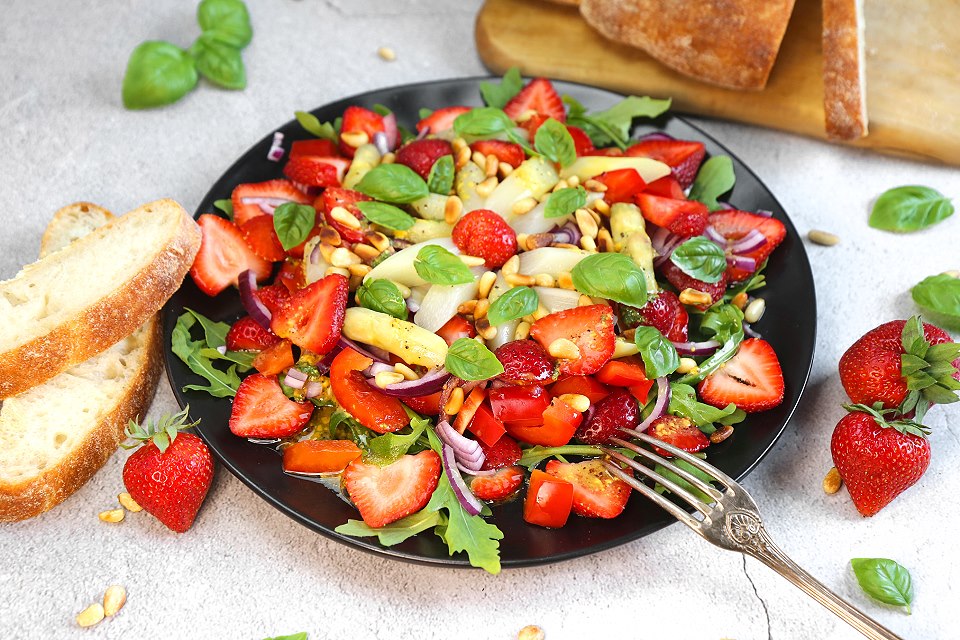 Farbenfroher, fruchtiger Erdbeer-Spargelsalat als Vorspeise oder Hauptgericht. Da kommt der Frühling auf den Teller! Einfach, vegan, lecker. 