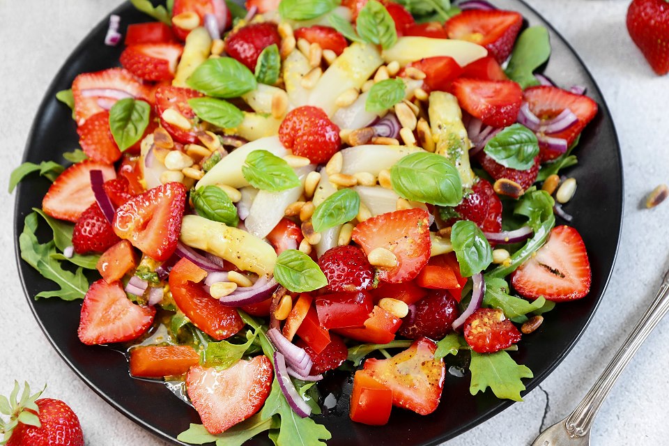 Farbenfroher, fruchtiger Erdbeer-Spargelsalat als Vorspeise oder Hauptgericht. Da kommt der Frühling auf den Teller! Einfach, vegan, lecker. 