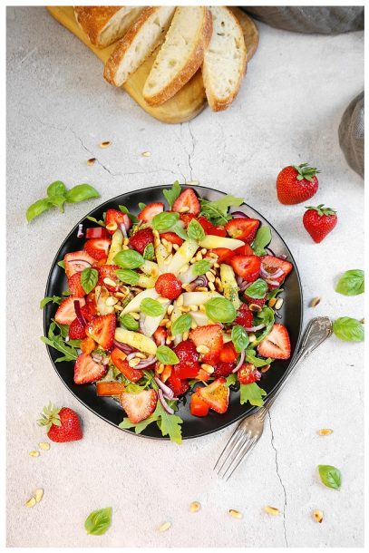 Spargelsalat Erdbeersalat Salat mit Spargel, Erdbeeren, Rucola und Pinienkernen
