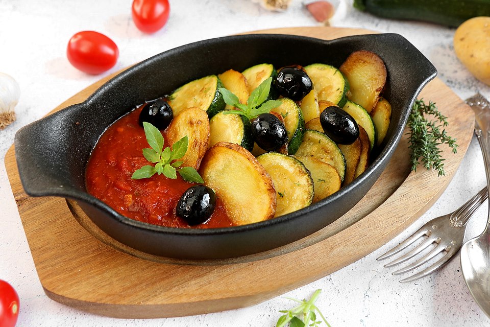 Zucchini-Kartoffel-Gemüse auf Tomatensoße - vegan und günstig