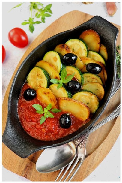 Zucchini-Kartoffel-Gemüse auf Tomatensoße - vegan und günstig