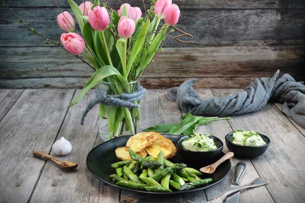 Bärlauchmayonnaise mit grünem Spargel und Ofenkartoffeln