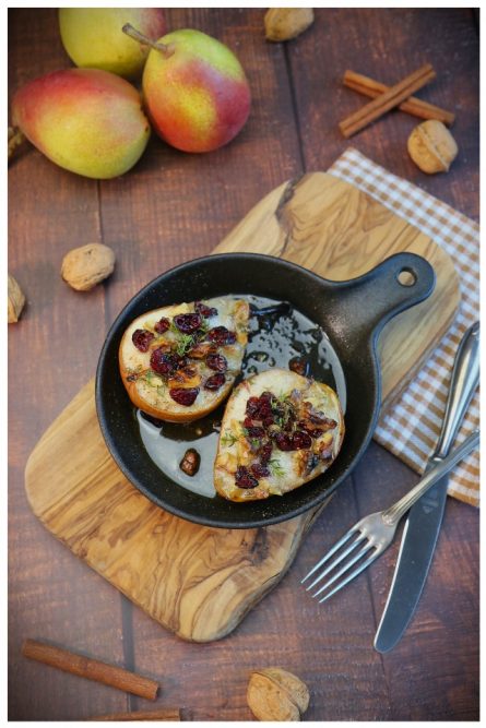 Gebackene Birnen mit veganem Hirtenkäse Cranberry Walnüssen