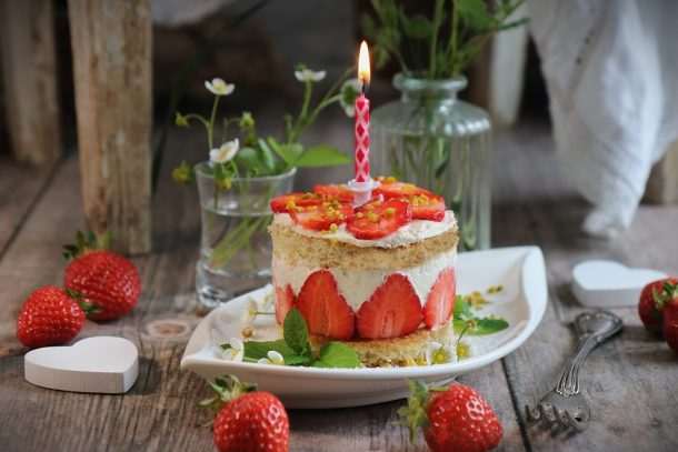 Erdbeertörtchen - Rezept für kleine, vegane Törtchen mit veganem Biskuit, Vanillecreme und Erdbeeren